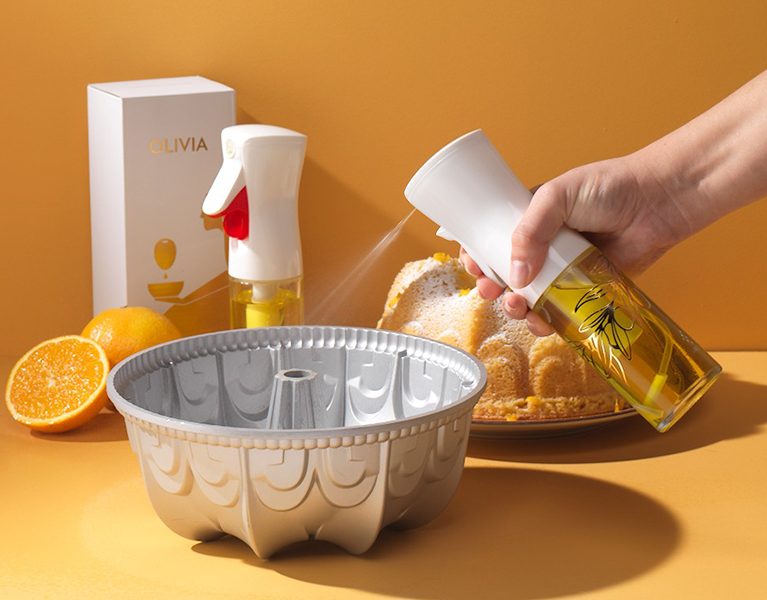 Comparativa entre el pulverizador de aceite Flairosol Olivia y una botella dosificadora tradicional sobre encimera de cocina moderna