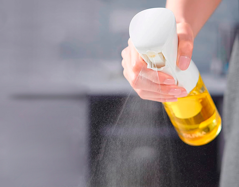 Pulverizador de aceite Flairosol Olivia aplicado sobre alimentos en cocina moderna y limpia