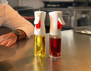 Aceites recomendados y no recomendados junto a un pulverizador Flairosol Olivia en cocina moderna