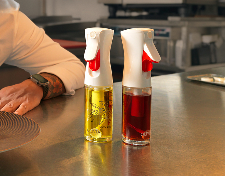 Aceites recomendados y no recomendados junto a un pulverizador Flairosol Olivia en cocina moderna